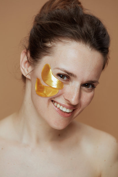 米色背景上有眼罩的快乐现代女性图片下载