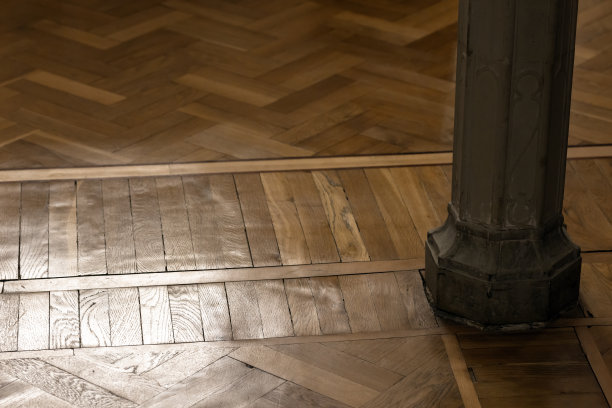 基座和支柱的基础在一个经典的内部木制拼花地板图片下载