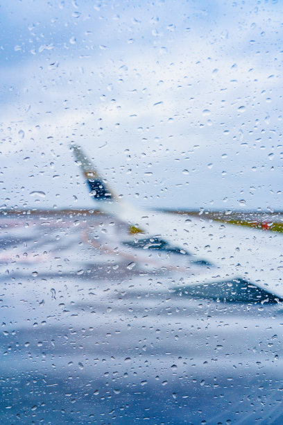 下雨时飞机在跑道上的窗口视图图片下载