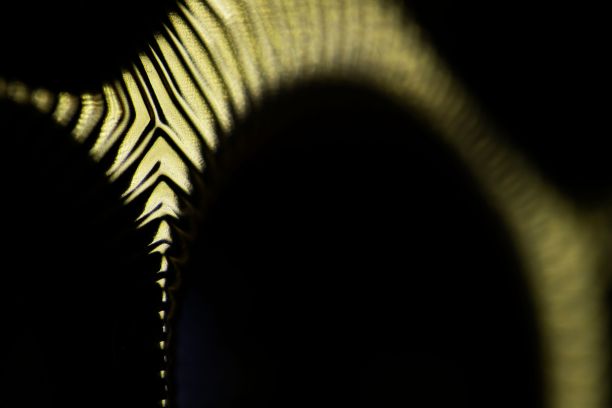 抽象的背景在黑色和金色的阴影图片下载