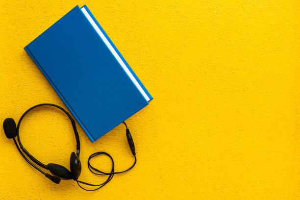 书和耳机就在旁边。听有声书或播客概念图片下载