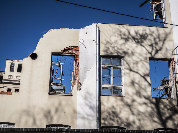 被毁的墙衬着蓝天。房子的脚注。以新换旧。图片下载