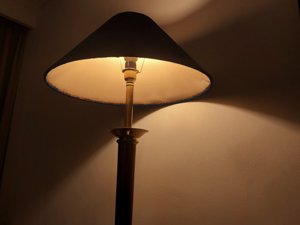 站在灯图片下载