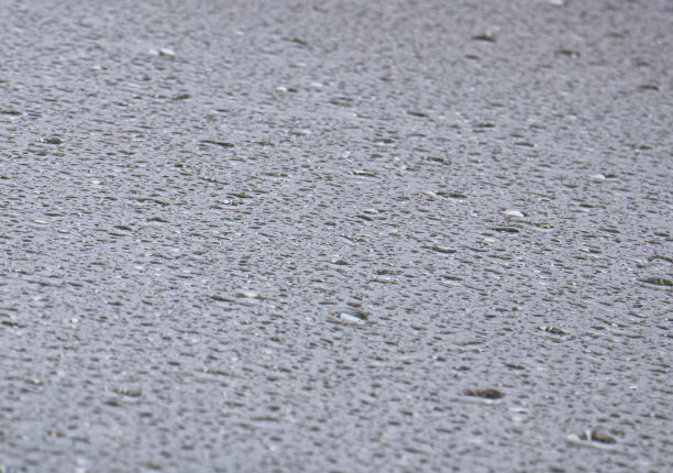 雨中窗户上水滴的特写镜头。雨滴落在玻璃概念照片上。背景模糊的前视图摄影。图片下载