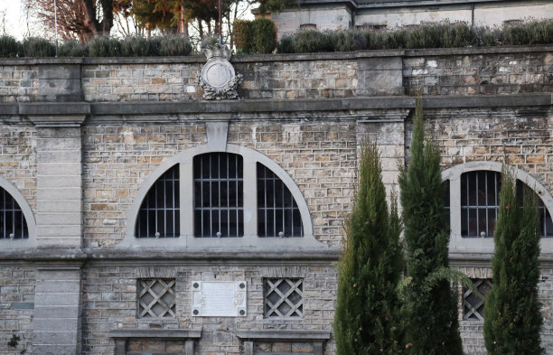 近距离前视图的旧建筑的概念照片。城市建筑摄影。高画质画面图片下载