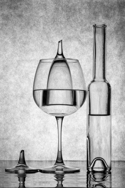 黑白静物画，有瓶子和碎玻璃图片下载