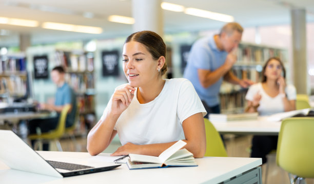 高加索女学生正在研究笔记本电脑项目图片下载