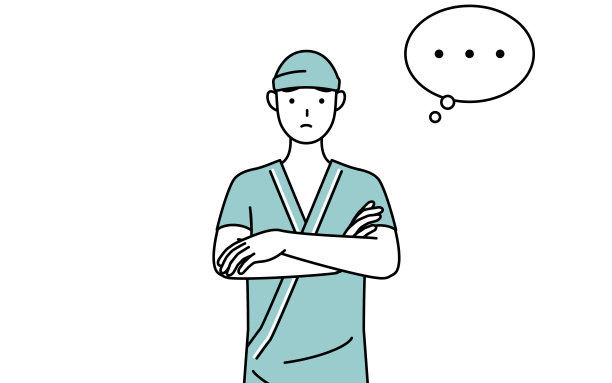 住院的男病人穿着病号服，双臂交叉，沉思着。图片下载