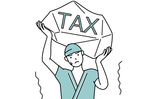 住院的男病人穿着医院的大褂，忍受着增税图片下载