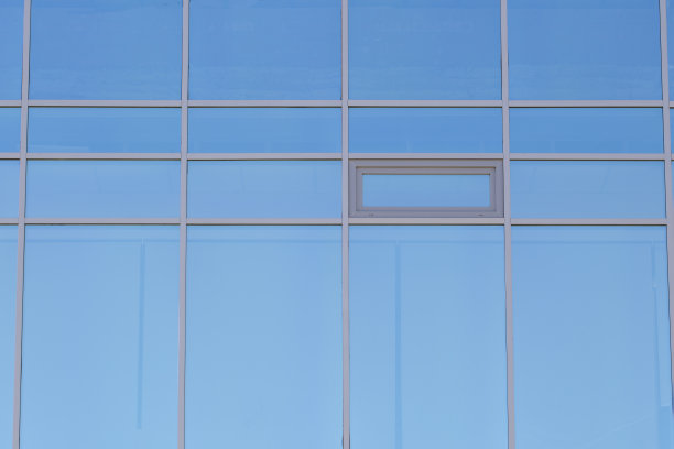 在办公室安装窗膜。图片下载