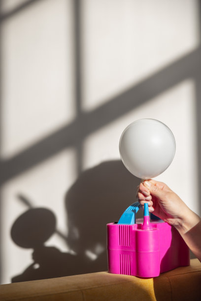 电动气球增压器。为假期做准备的过程。图片下载