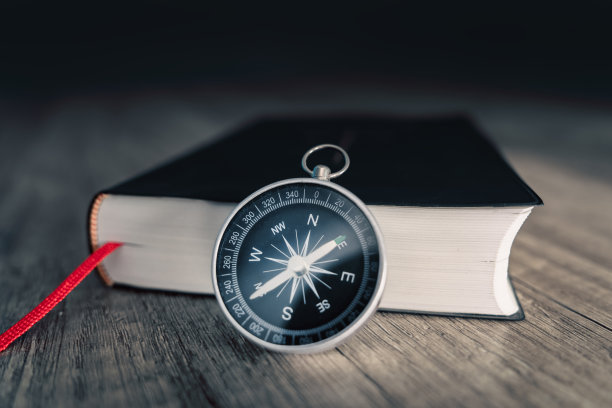 书和指南针在桌子上图片下载