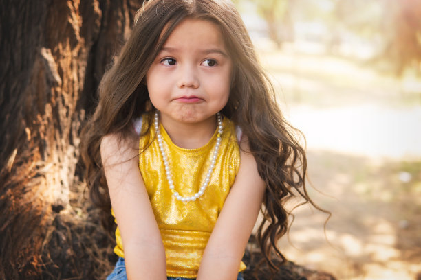 学龄前的女孩有一种表达怀疑，儿童节的主题图片下载