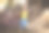 幼儿园小女孩在森林里的一棵树上摆姿势，儿童节的主题。图片下载