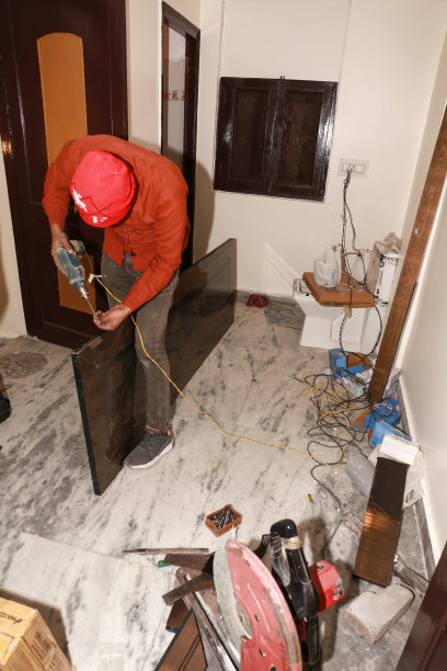 木匠在家里安装门图片下载