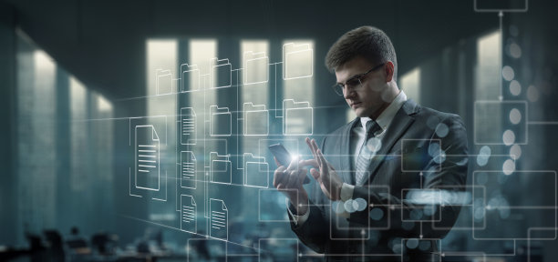 在手机和虚拟电脑屏幕上处理文档文件。图片下载