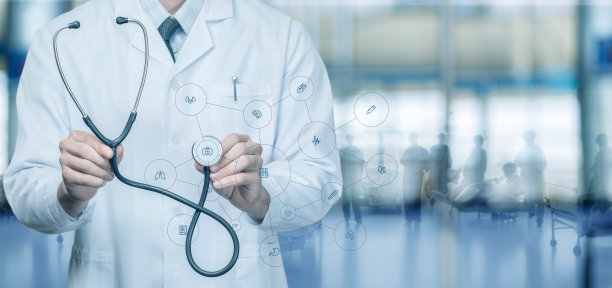 医生在虚拟屏幕的背景上展示听诊器。图片下载