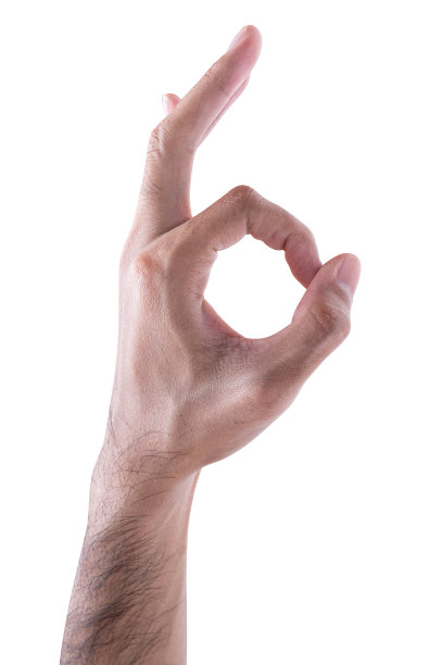 男性的手在白色背景上显示ok的手势。图片下载