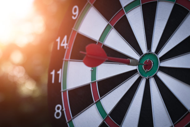 靶心有红色的飞镖投掷击中中心，为商业瞄准和赢得目标的商业射击。图片下载