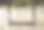 在一个废弃的操场上，由铁和木头制成的秋千。图片下载