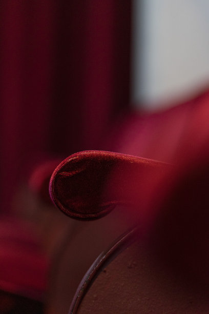 剧院或电影院红色天鹅绒扶手椅的细节图片下载