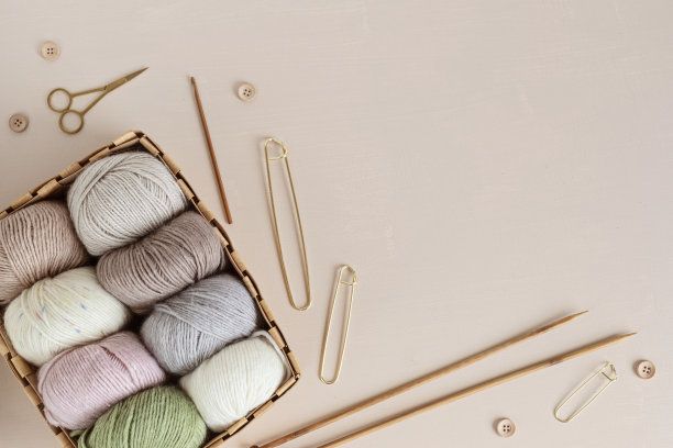 手工编织爱好背景与纱线在自然的颜色图片下载