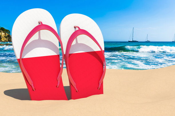 沙滩上有波兰国旗的人字拖。波兰度假胜地，度假，旅游，旅游套餐概念。三维渲染图片下载