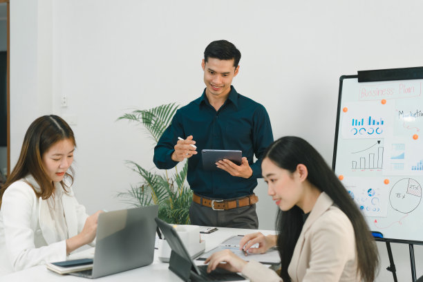 一个专业的亚洲千禧一代创业公司，在办公室为新项目集思广益，制定公司战略。图片下载