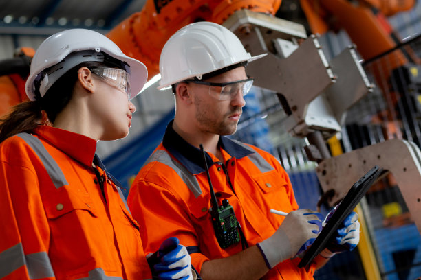 工程师男男女女一边在工厂看数码平板，一边谈论和讨论机械臂技术、智能和创新，人们开会和检查机器、机器人、工业概念。图片下载