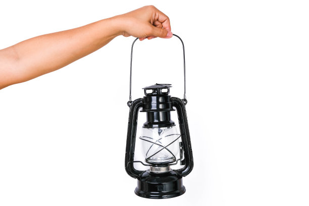 手拿黑灯笼孤立在白色背景。手拿灯图片下载