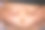 胖男人的手握着多余的腹部脂肪，孤立在粉红色的背景上。男人抚摸着他的大肚子。肥胖的大肚子年轻人图片下载