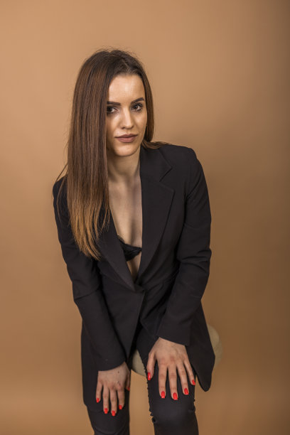 在摄影棚里拍照。图片下载