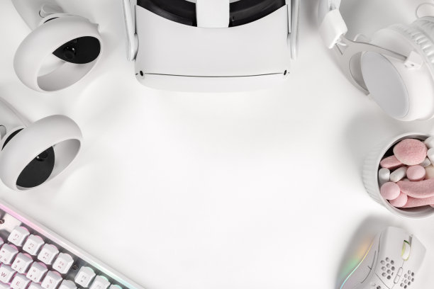 带有VR头显和控制器的现代白色游戏桌的俯视图图片下载