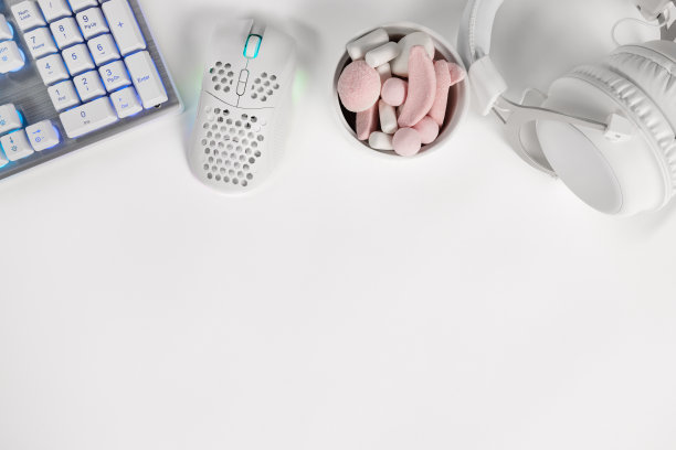 现代游戏设备的俯视图和桌上的棉花糖图片下载