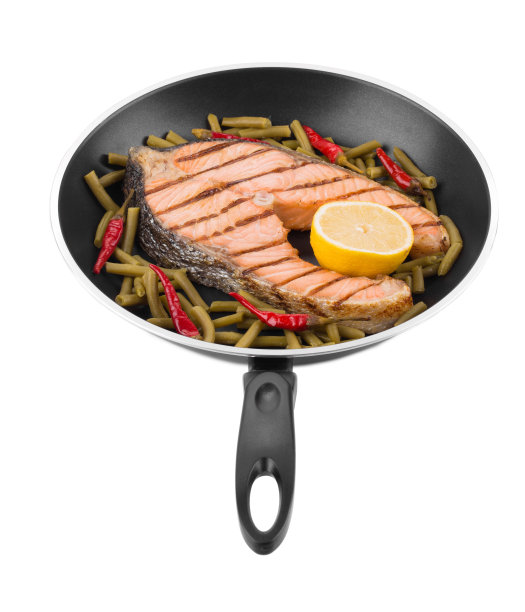 用不粘锅煎鲑鱼排。图片下载