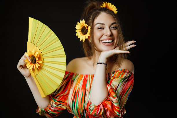 开朗的年轻女子，头发上插着向日葵图片下载