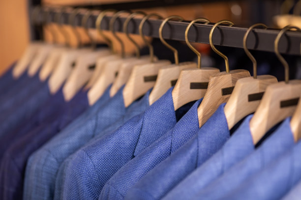 高档服装店里的男士套装图片下载