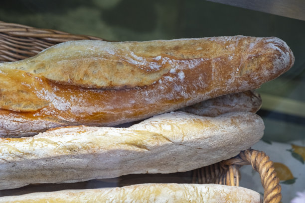 硬皮圆面包卷，被称为凯撒或维也纳卷在柳条篮子里图片下载
