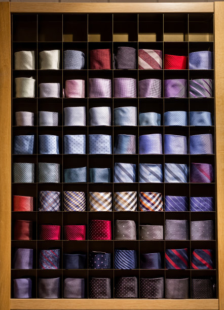 男士奢侈品店的彩色领带系列图片下载