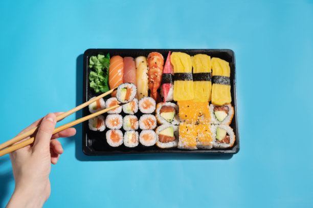 拿出蓝色背景的寿司图片下载