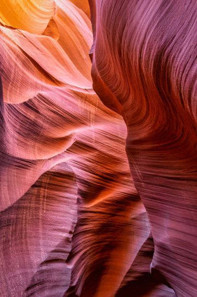 亚利桑那州下羚羊峡谷狭窄的岩洞。美国图片下载