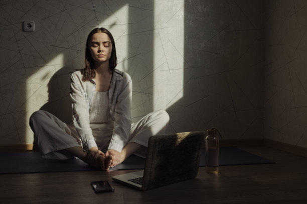 在家冥想时放松的女人图片下载