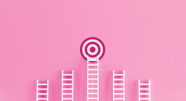 蓝墙工作室背景上的目标阶梯成就概念。图片下载