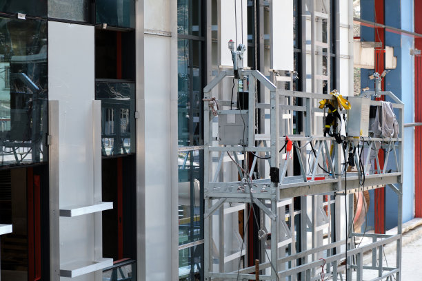 现代金属平台，供工人在建筑立面进行高空作业。图片下载