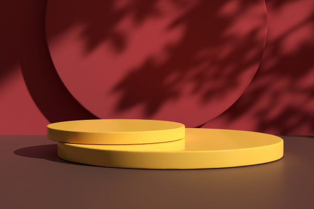 两个光滑的圆形黄色讲台放在桌子上，自然光和红色墙壁上的树叶阴影。图片下载