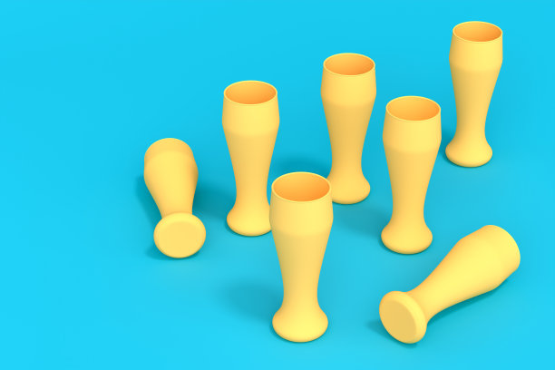 在绿色单色背景上的新鲜生啤酒的黄色玻璃杯。图片下载