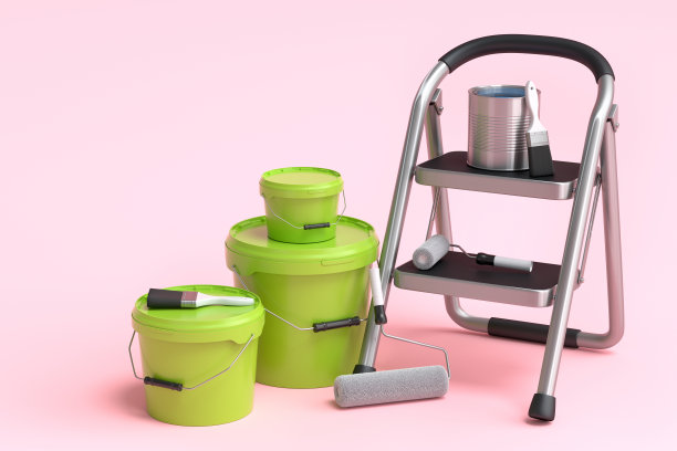 一套金属罐或桶与油漆辊，刷和折叠梯子在粉红色图片下载