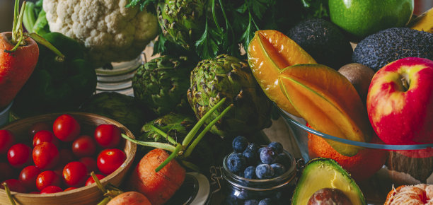 蔬菜和水果的组成具有颜色和品种。农产品，健康食品和维生素。生活方式和饮食的概念。减肥。当地的产品。天然营养。市场。图片下载