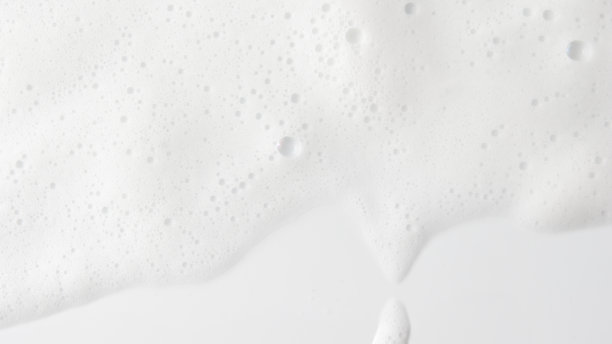 抽象背景白色肥皂泡沫纹理。带有泡沫的洗发泡沫图片下载
