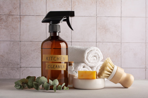 环保清洁套装，如洗碗刷和厨房清洁剂图片下载